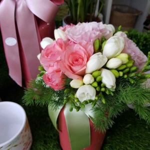 Bouquet con bottiglia ceramica